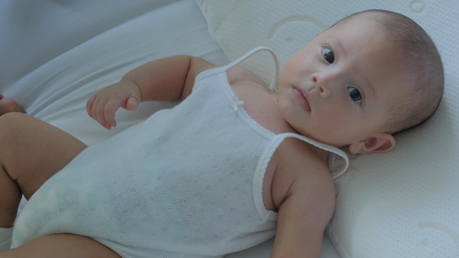 Kim Lý kỷ niệm ngày cặp song sinh tròn 4 tháng tuổi bằng hình ảnh cực ngọt ngào của gia đình nhỏ - Ảnh 2.